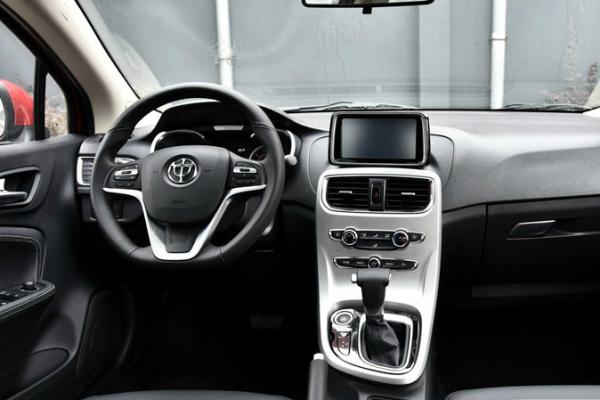 Китайцы рассекретили новый седан - 1