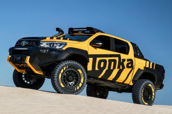 Toyota Hilux превратили в большую игрушку - 1