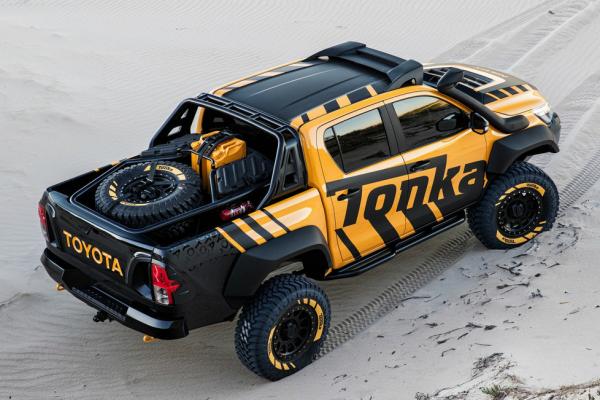 Toyota Hilux превратили в большую игрушку - 2