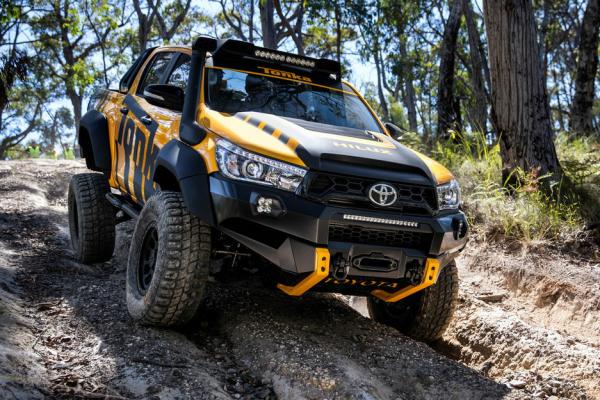 Toyota Hilux превратили в большую игрушку - 3