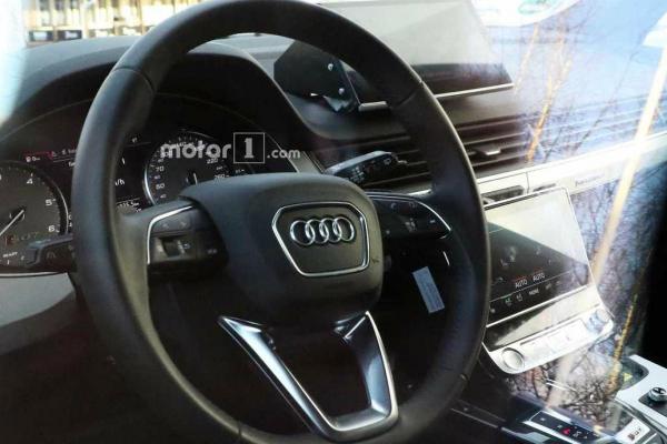 Audi Q8 "подстрелили" из окна - 1