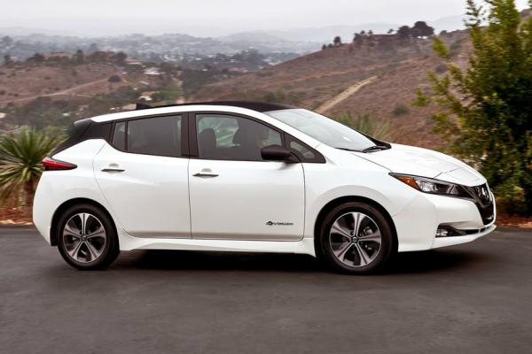 Nissan "снял покрывало" с нового Leaf - 1