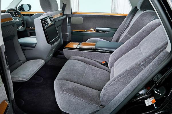 Toyota меняет поколение "императорского" седана - 4