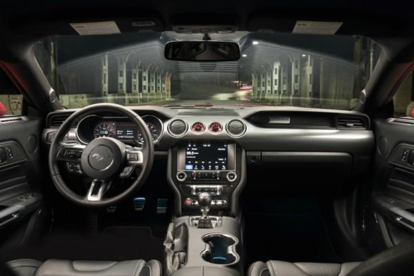 Ford прижал Mustang к дороге - 1