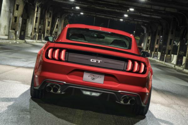 Ford прижал Mustang к дороге - 2