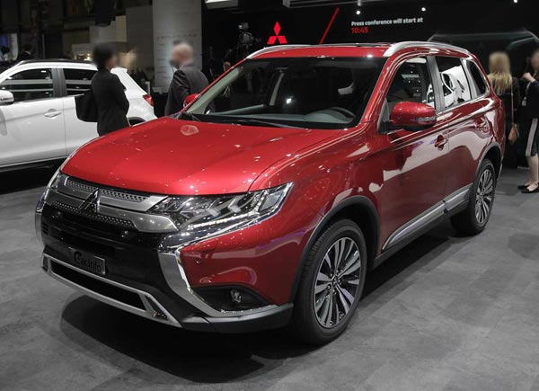 Mitsubishi Outlander 2018. Фото car.info