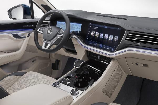 VW назвал российскую цену нового Touareg - 1