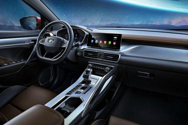 Новый "паркетник" Geely добрался до России - 1