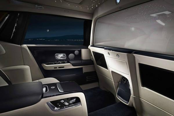 Rolls-Royce изолировал водителя от пассажиров - 1