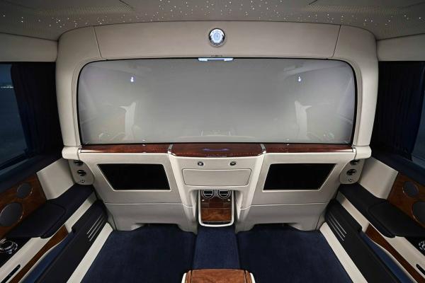 Rolls-Royce изолировал водителя от пассажиров - 2