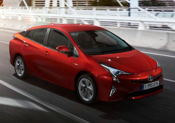 Toyota Pruis и C-HR. Фото Toyota