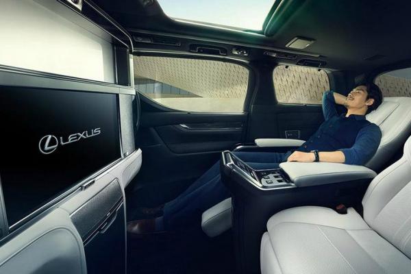 Lexus LM вышел на подиум - 1