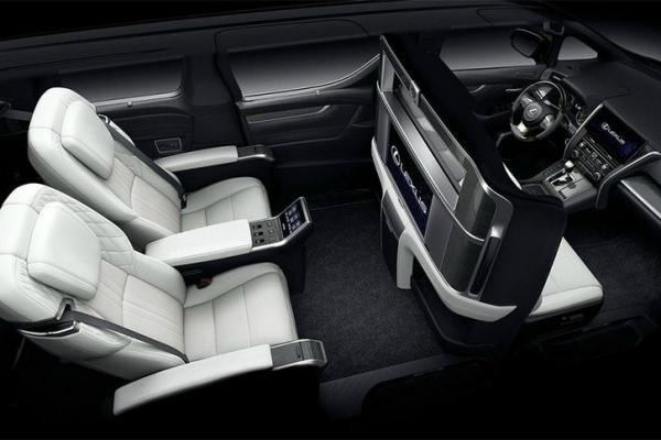 Lexus LM вышел на подиум - 3