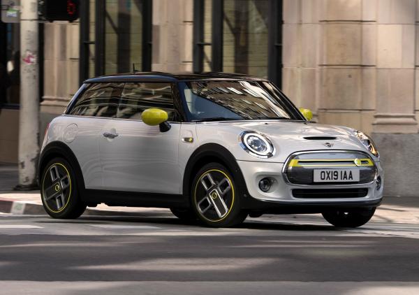 MINI Cooper SE. Фото MINI