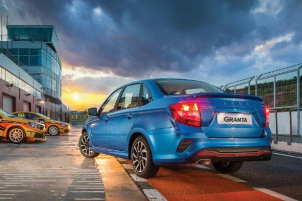 "АвтоВАЗ" показал новую версию Lada Granta - 2