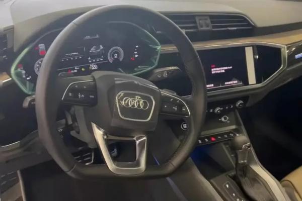  Audi Q3     - 1