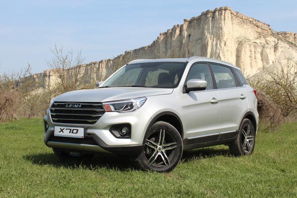 Дизайн X70 нарисован с «чистого листа», новый кузов с четкими гранями и фирменной шестиугольной решеткой радиатора смотрится стильно и современно