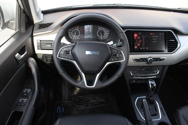 В дорогих комплектациях Lifan X70 оснащается современной мультимедийной системой с 9-дюймовым сенсорным экраном и люком с электроприводом