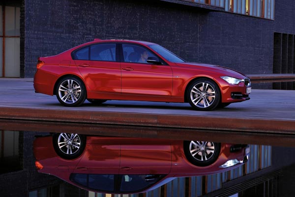 Довольно длинная дугообразная линия капота плавно переходит тонкую переднюю стойку крыши. Если абстрагироваться от того, что седан имеет 4 двери, то невольно замечаешь, что профиль имеет много общего с купе Z4