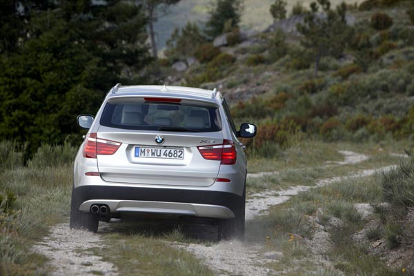 В оформлении «кормы» нового X3 заметны черты «старшей» модели X5.