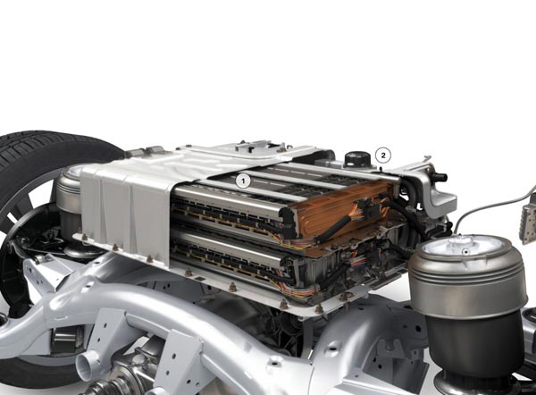 Никель-металлгидридная батарея размещена над задним мостом (между пневматическими упругими элементами подвески):<BR>1 пакет из 260 аккумуляторов;<BR>2 жидкостное охлаждение батареи.