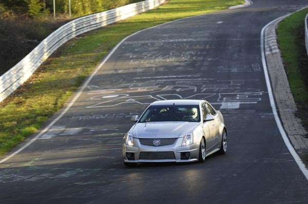 CTS-V в ходе рекордного заезда на "северной петле" трассы Nurburgring.