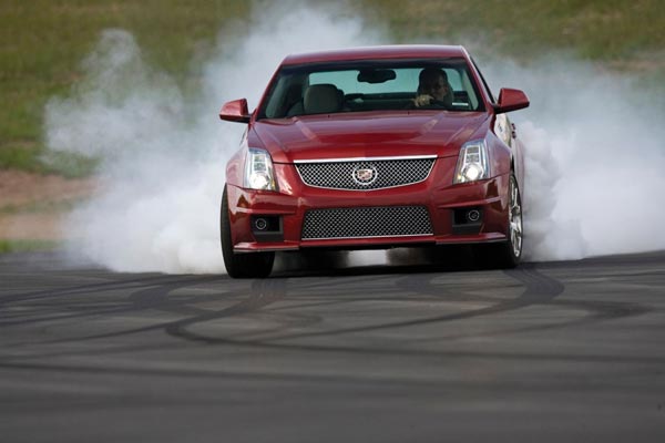 Крутой CTS-V охотно жжет резину едва ли не на всех передачах.