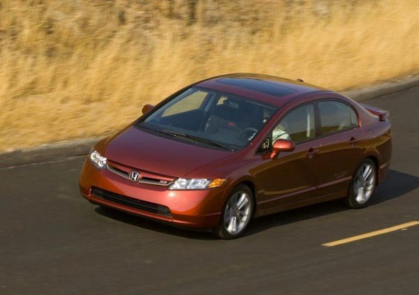 Honda Civic Si показывает цепкое держание дороги и отточенную управляемость.