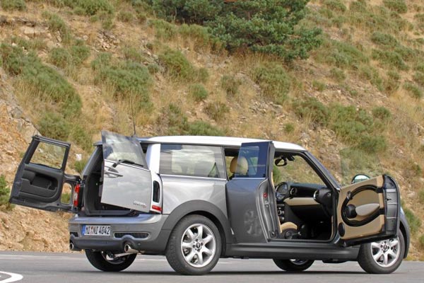 Clubman отличается неординарной композицией: по правую сторону у компакта 2 распашные двери. А сзади погрузочные "ворота".