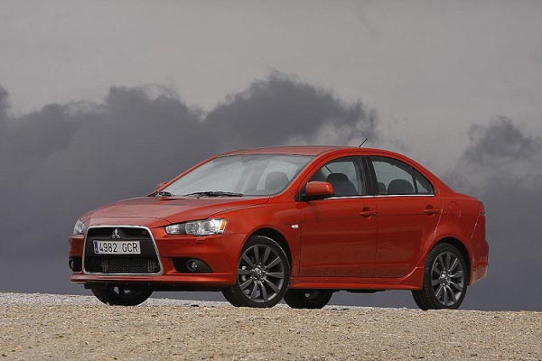 Mitsubishi Lancer Ralliart динамичен на прямике, но для скоростного маневрирования тяжеловат.