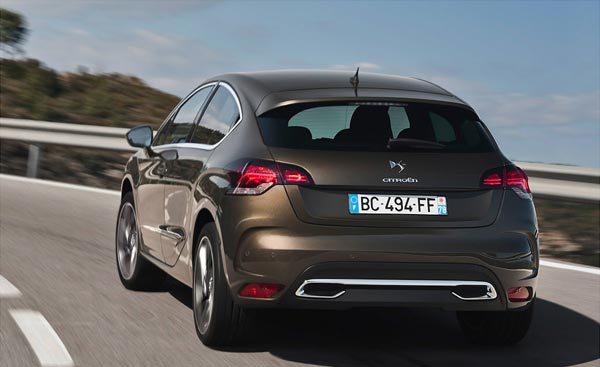 «Корму» DS4 украшают двойные выхлопные патрубки – с претензией на спортивный характер.