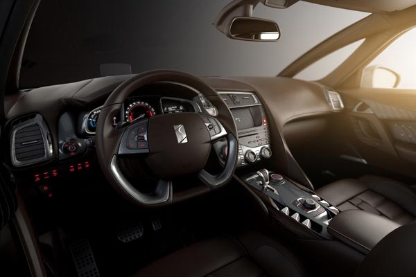 Интерьер Citroen DS5 самобытен до нельзя.
