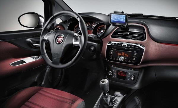 «Кокпит» Punto Evo оформлен на уровне легковушки классом выше.