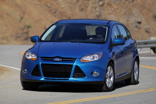 Анфас новый «фокус» впечатляет тройным вырезом огромного фальшрадиатора.