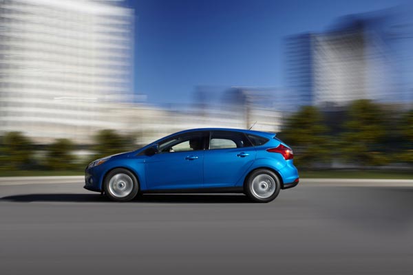 В профиль «хэтчбек» выглядит компактным и собранным.