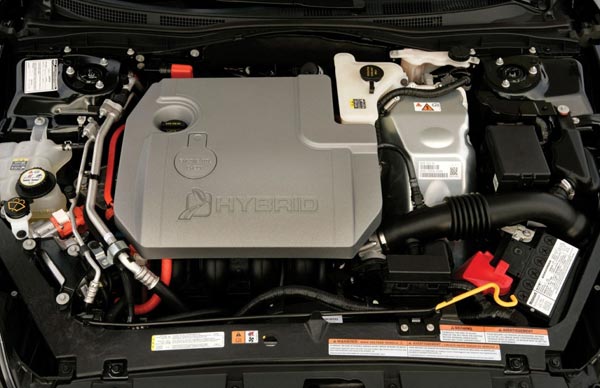 Пространство под капотом Fusion Hybrid занято плотно.