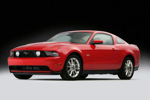 Mustang GT 5.0 смотрится в общем и целом как и в 2004 модельном году. Различия в нюансах.