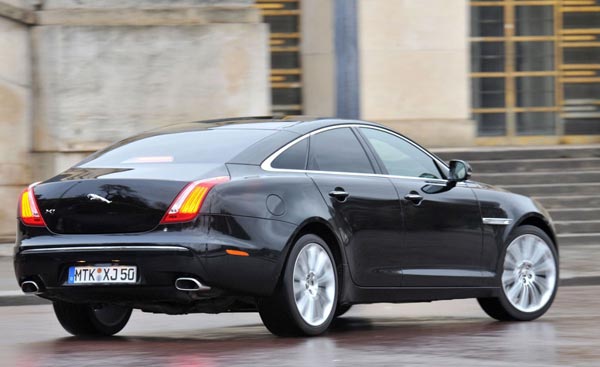 Разве что с «кормы» новый XJ выглядит не столь выразительно. В контрасте с передком…