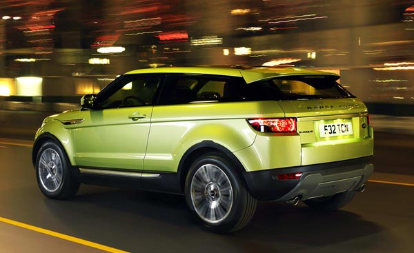 На взгляд с «кормы» особенно заметен клиновидный профиль по высокой линии подоконников.