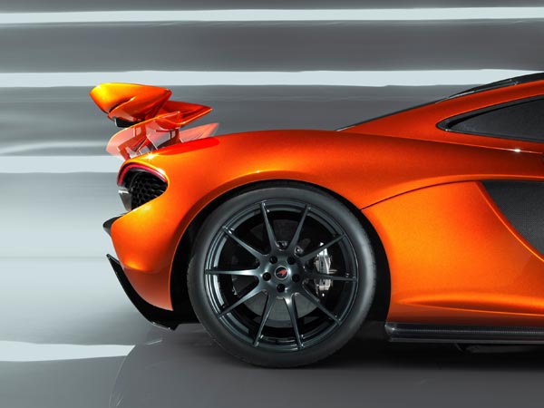 Суперкар McLaren P1. Два положения антикрыла