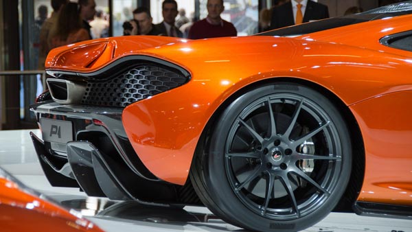 Вытянутая задняя часть кузова заканчивается огромным диффузором