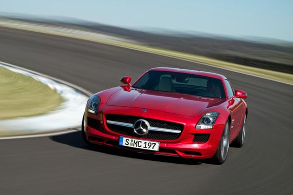 Mercedes SLS AMG превосходно смотрится на испытательном полигоне.