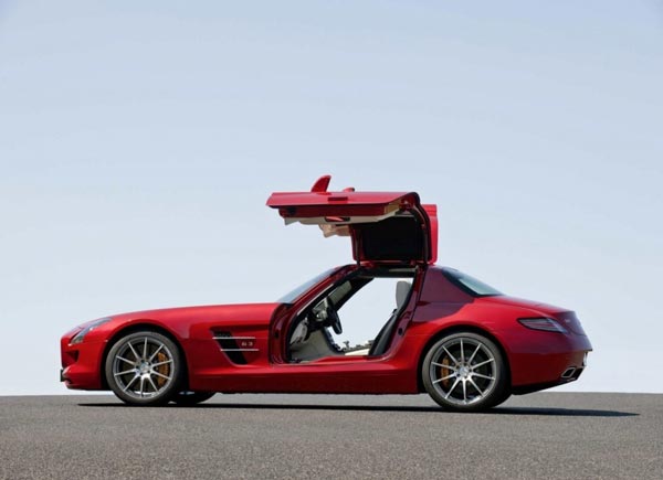Внешне новый Gullwing остро напоминает классический 300SL середины 50-х.