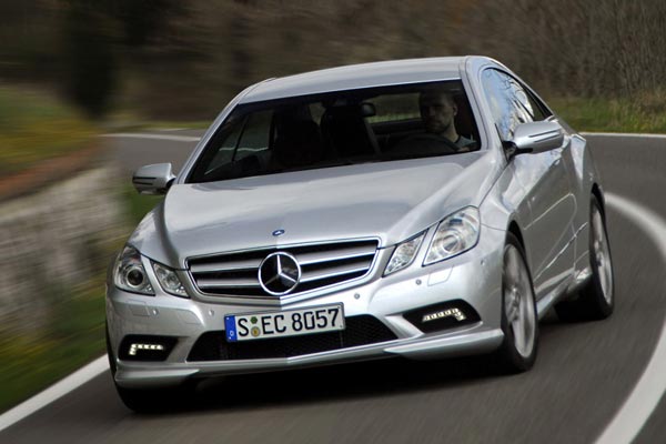 Спереди купе E-класса выглядит неотразимо.