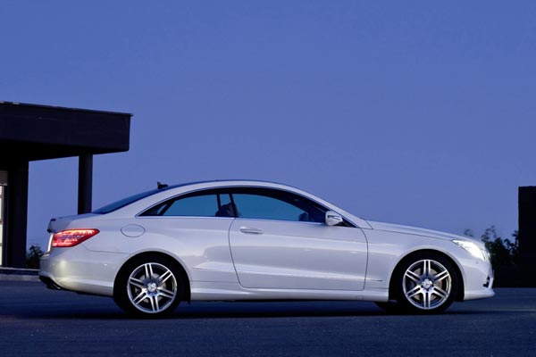 Легкий силуэт без центральной стойки («хардтоп»).