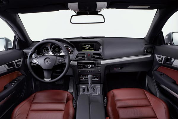 Первоклассная отделка «кокпита» спорт-купе.