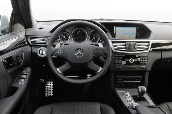 «Кокпит» E63 AMG отделан с безупречным качеством.