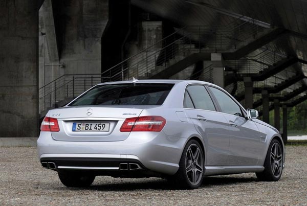 «Корму» E63 AMG украшают 4 выхлопных патрубка прямоугольного сечения.