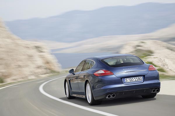 Panamera из тех легковушек, какие водителям других автомобилей видны по преимуществу с «кормы»…
