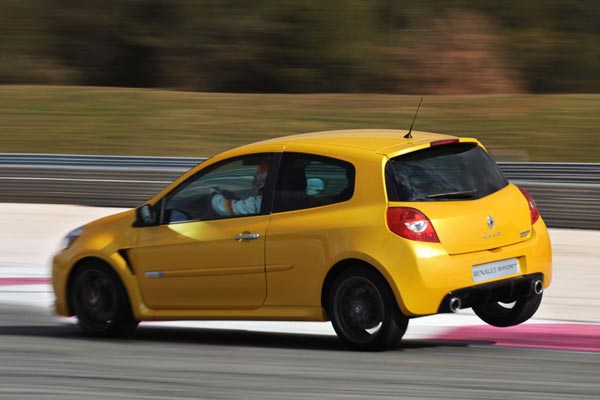 В быстром вираже RenaultSport 200 отрывает заднее внутреннее колесо от ходовой поверхности. Все же не "формула"…